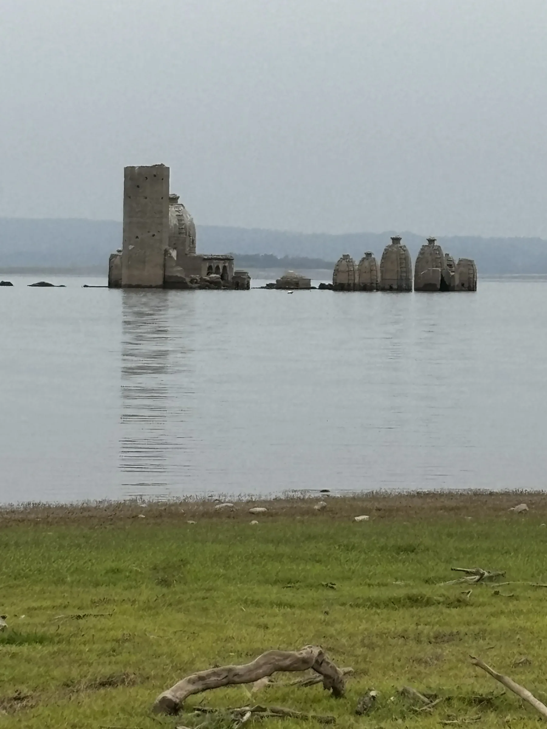 The main Bathu ki Ladi temple and the line of smaller shrines standing part-submerged in Maharana Pratap Sagar